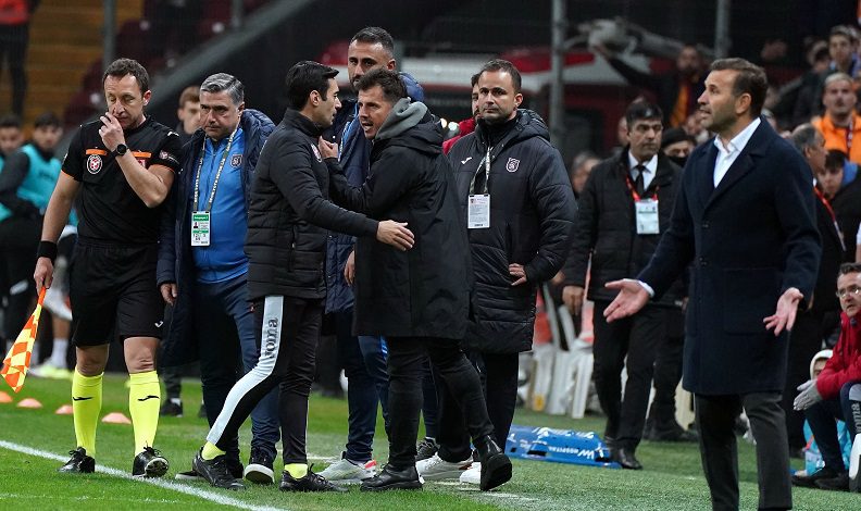 Medipol Başakşehir Teknik Direktörü Emre Belözoğlu kırmızı kart gördü