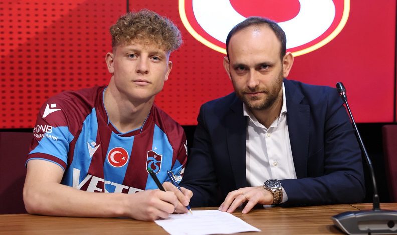 Muhammed Mustafa Pınarcı, Trabzonspor forması ile profesyonel oldu