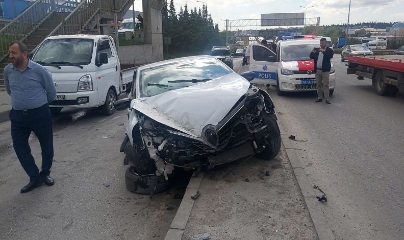 Otobüs durağına çarpmasına ramak kaldı