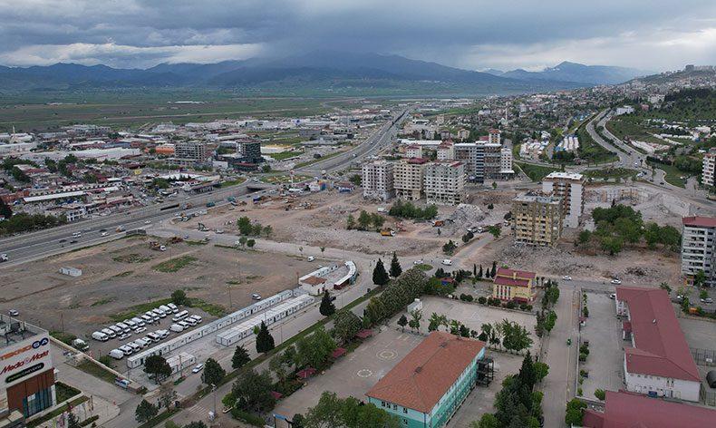 Enkazını kaldırma çalışmaları devam ediyor