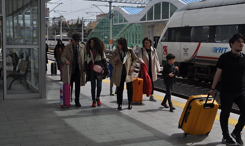 Tren istasyonunda bayram yoğunluğu başladı