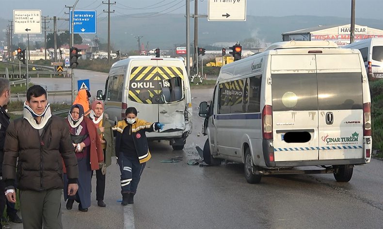 Bursa’da işçileri taşıyan 3 servis aracı çarpıştı