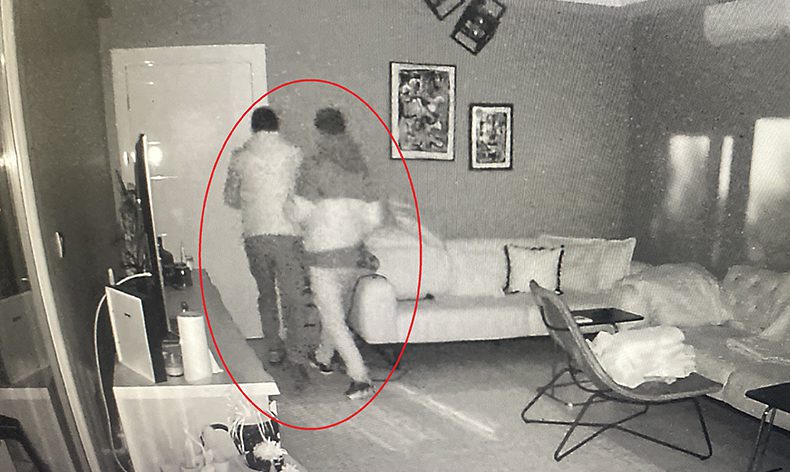Evin içinde bulunan kamera hırsızları ele verdi
