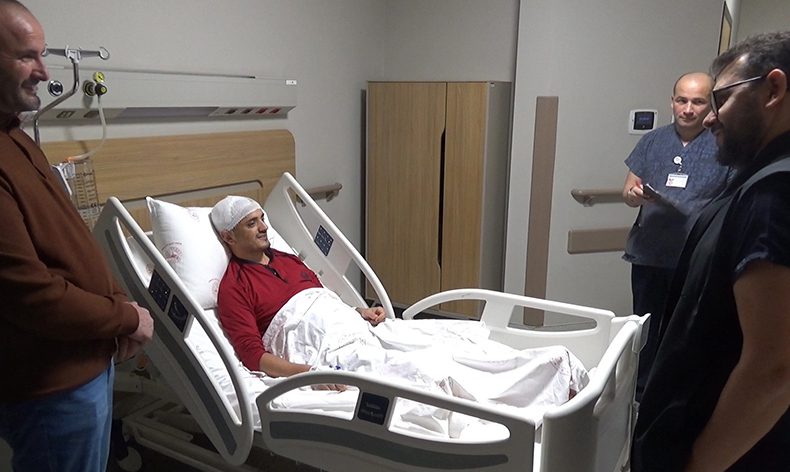 Bilinci açık hastaya beyin tümörü ameliyatı yapıldı