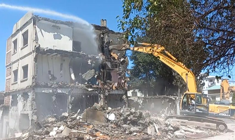 Az hasarlı binalarda tadilat başladı