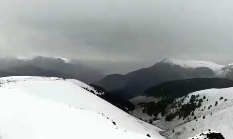 Kar nedeniyle araçlar yolda kaldı