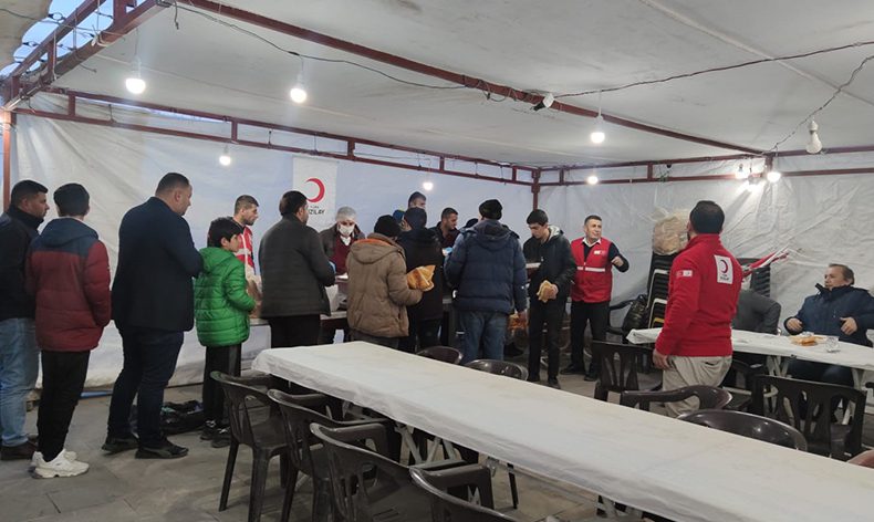 Kızılay Hakkari’de iftar çadırı açtı