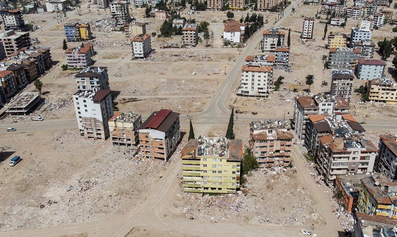 Enkaza dönen kentte adeta meydanlar oluştu