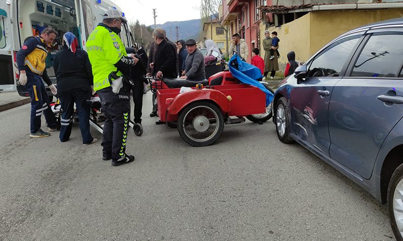 Motosiklet park halindeki otomobile çarptı