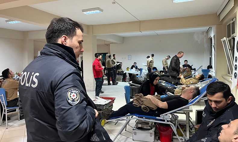 Polis ve bekçiler Kızılay’a kan dostu oldu