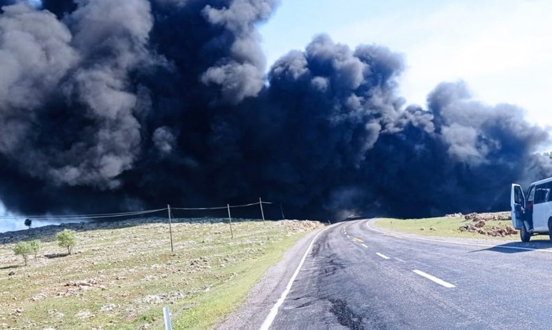 Ham petrol yüklü tır kamyonetle çarpıştı