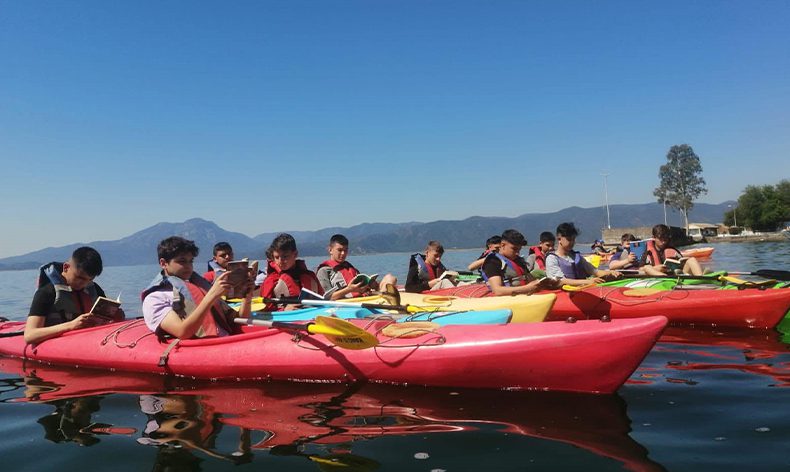 Öğrenciler kürek çekerken kitap okudular