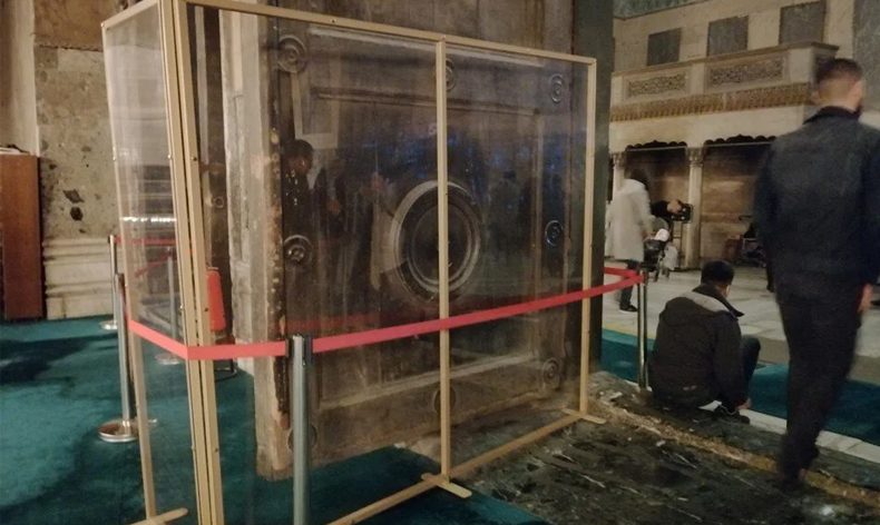 Ayasofya’da “imparator kapısına” cam bölmeli koruma