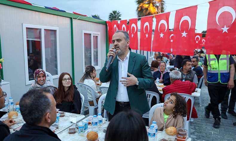 Küçük depremzedelerin bayramlık sevinci