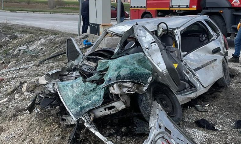 Hurdaya dönen otomobilden sağ çıktılar