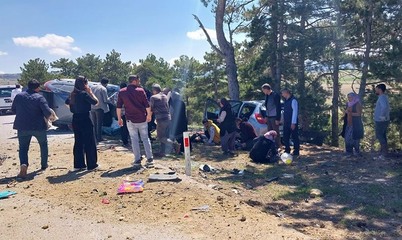 Otomobil yol kenarında duran otomobile çarptı