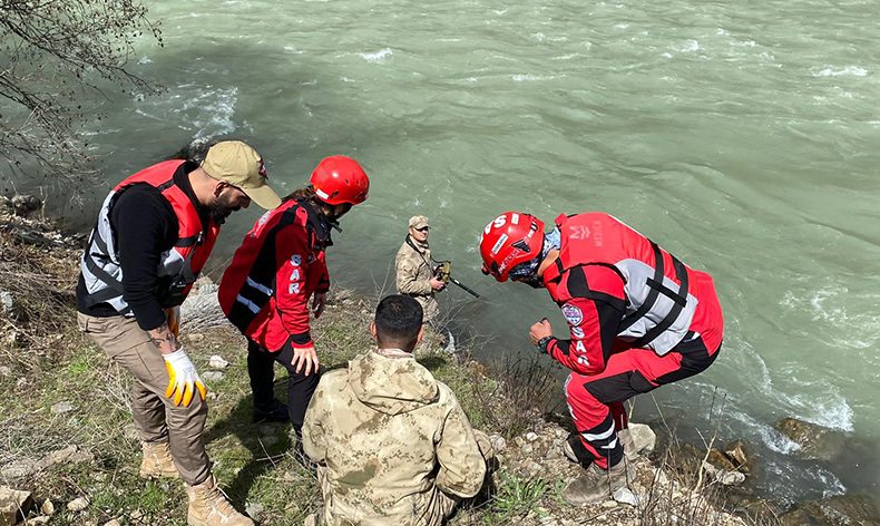 Munzur Çayı’na düşen kayıp gençleri arama çalışmaları