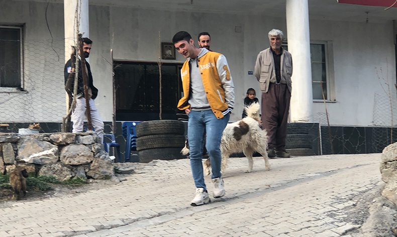 Vefalı köpek askerden dönen sahibine sarıldı