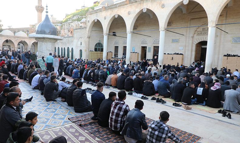 Bozdağ Şanlıurfa’da bayram namazı kıldı