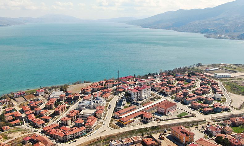 Göl manzaralı TOKİ konutları