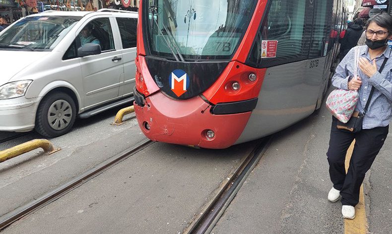 Sirkeci’de tramvay raydan çıktı