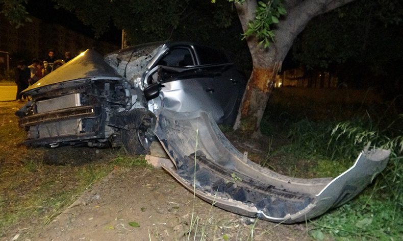 Hurdaya dönen otomobilden sağ çıktı