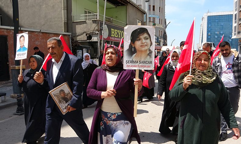 Evlat nöbetindeki annelerden çağrı