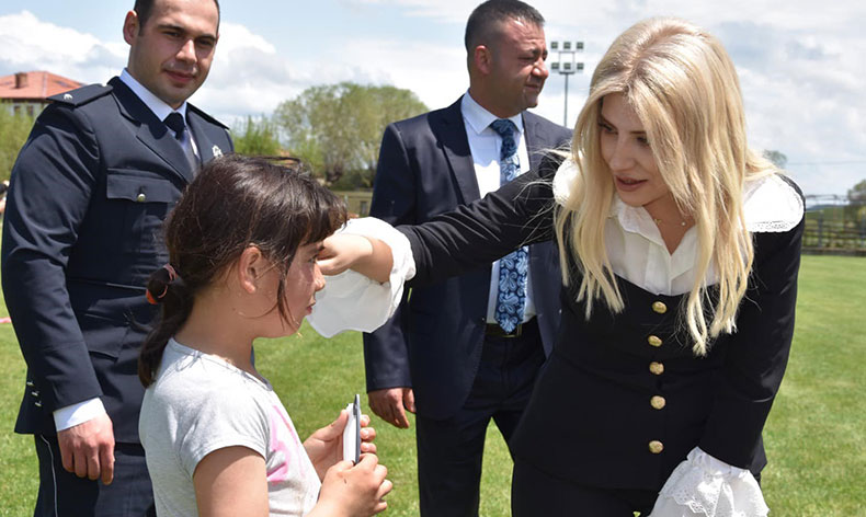 Depremzedeler için yardım panayırı