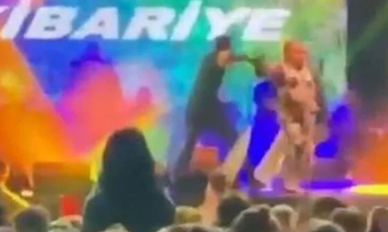 Kibariye sahneden yere düştü