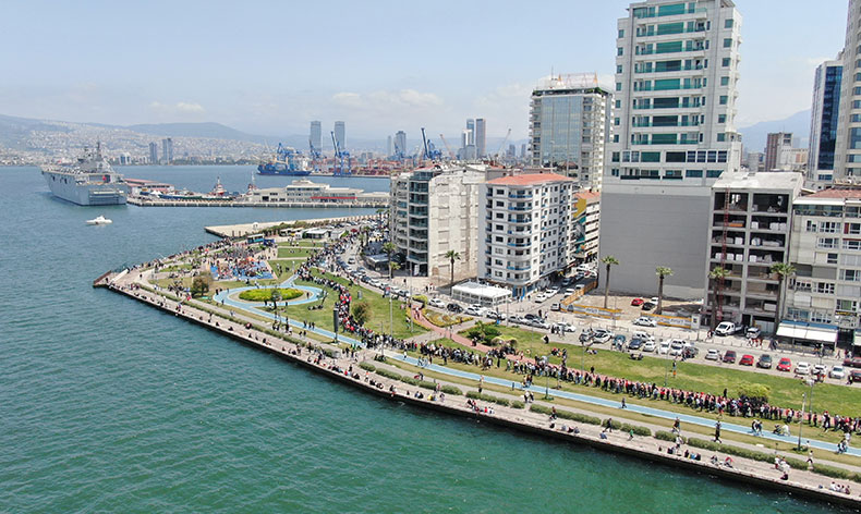 TCG Anadolu için kilometrelerce kuyruk