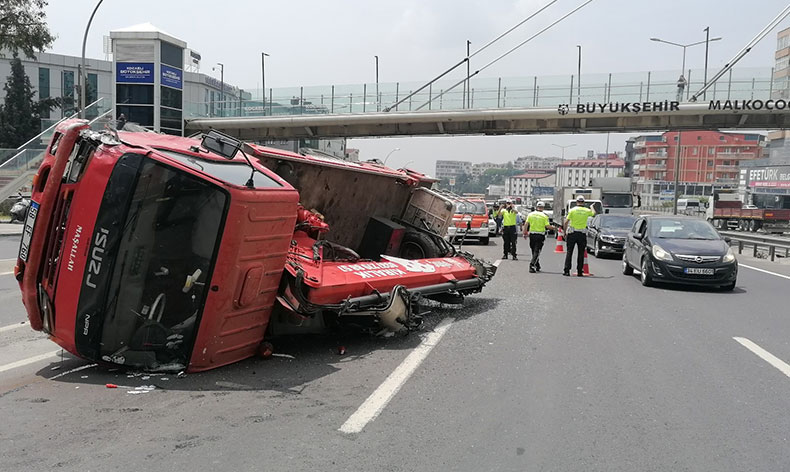 Arıza yapan otomobile vinç çarptı