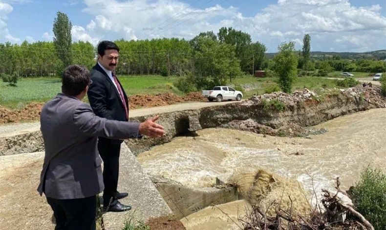Köy yolu ve köprü yıkıldı