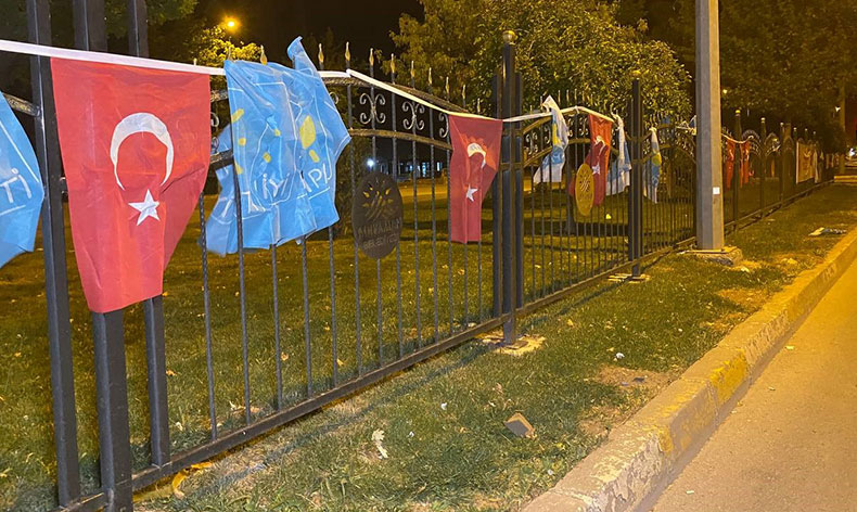 Siyasi partilerin bayraklarını indiren şahısalar yakalandı