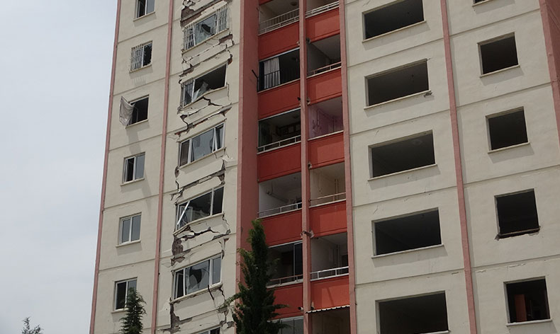 Depremde tek tarfalı çöktü
