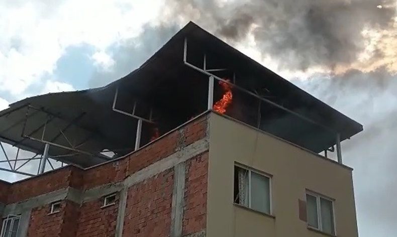 Tarihi simit fırını yakınlarında çıkan yangın korkuttu