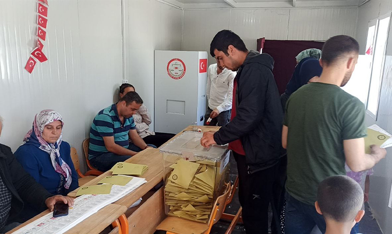 İslahiye’de depremzedeler konteynerde oy kullandı