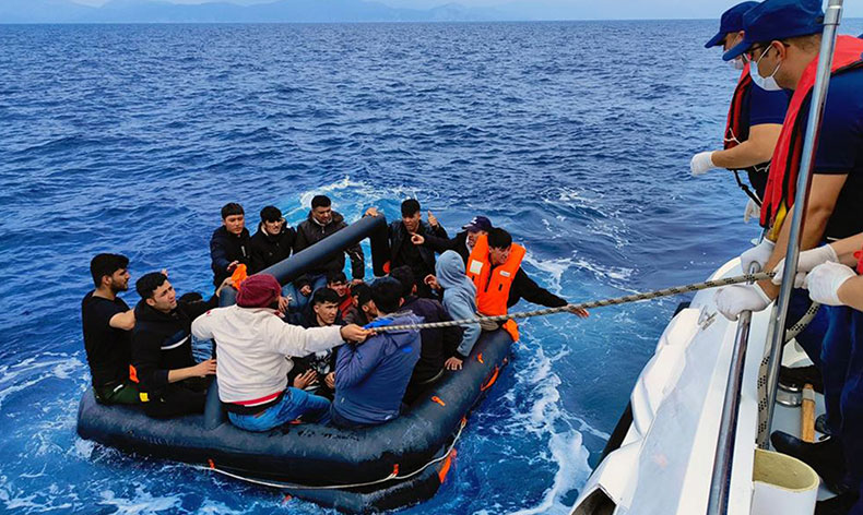 50 düzensiz göçmen kurtarıldı