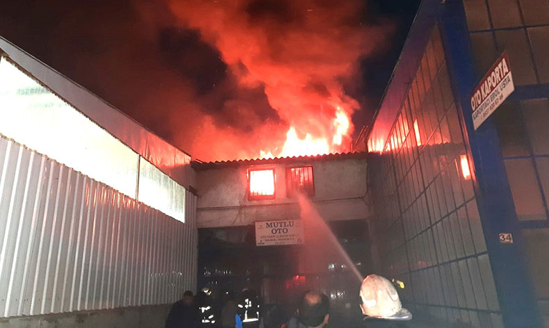 Refüje çarpan otomobilin sürücüsü yaralandı