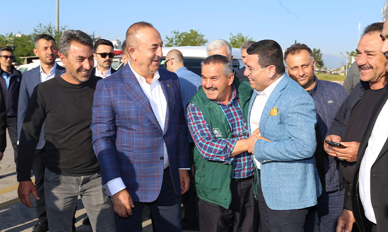 Bakan Çavuşoğlu hal esnafıyla buluştu