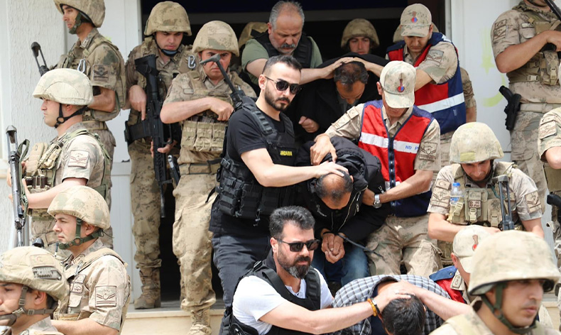 Jandarmadan araçları yağmalayanlara operasyon