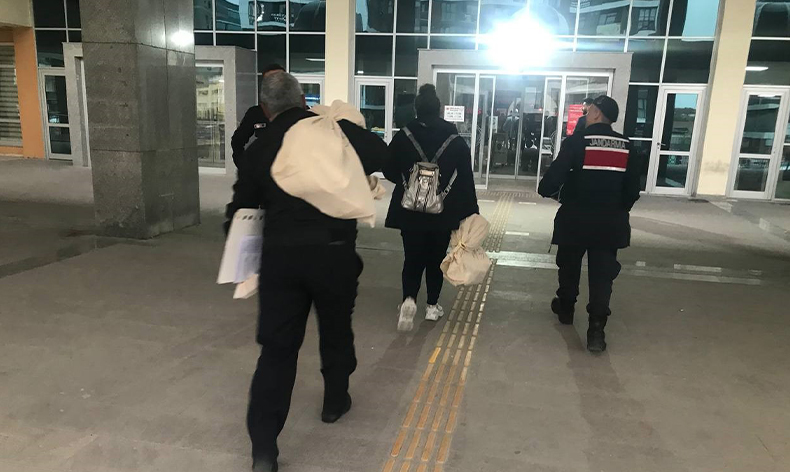Sayılan oylar çuvallar ile adliyeye getiriliyor