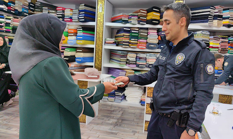 Bursa’da sokakta bulduğu dolarları sahibine ulaştırdı