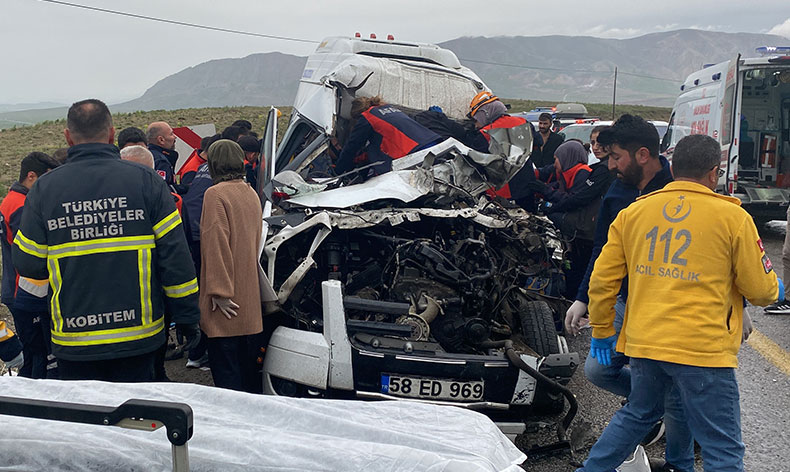 Sivas’ta servis aracı ile tır çarpıştı