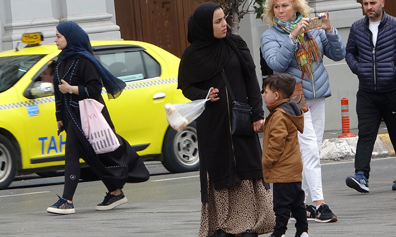 Taksim Meydanı dilencilerle doldu