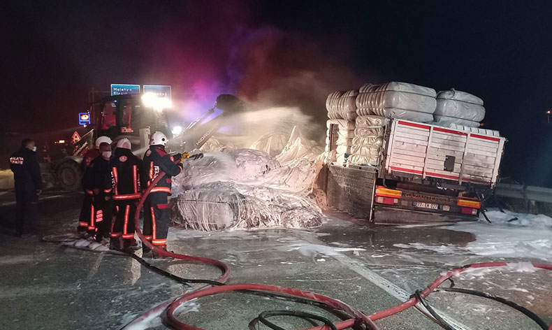 Seyir halindeki kamyon alev alev yandı