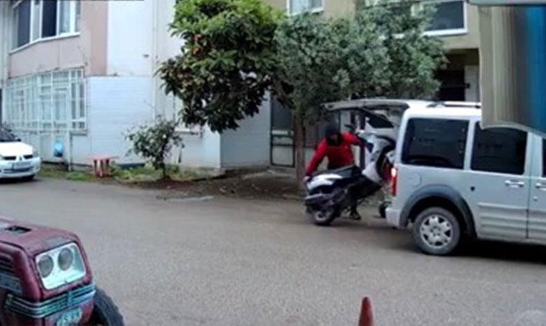 Yolda gördükleri motosikleti 1 dakikada çaldılar