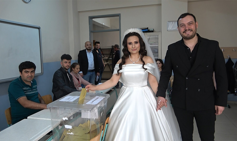 Düğünlerini yarıda kesip oy kullanmaya geldiler