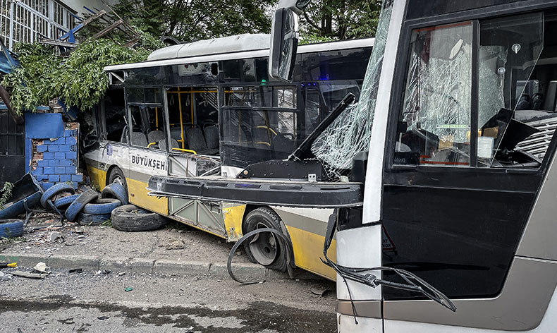 Bursa’da servis aracı ile özel halk otobüsü çarpıştı