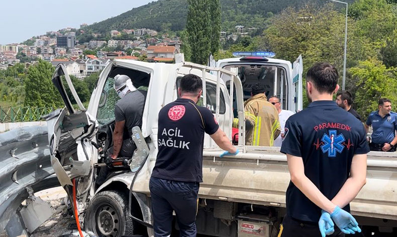 Virajı alamayan kamyonet bariyerlere çarptı