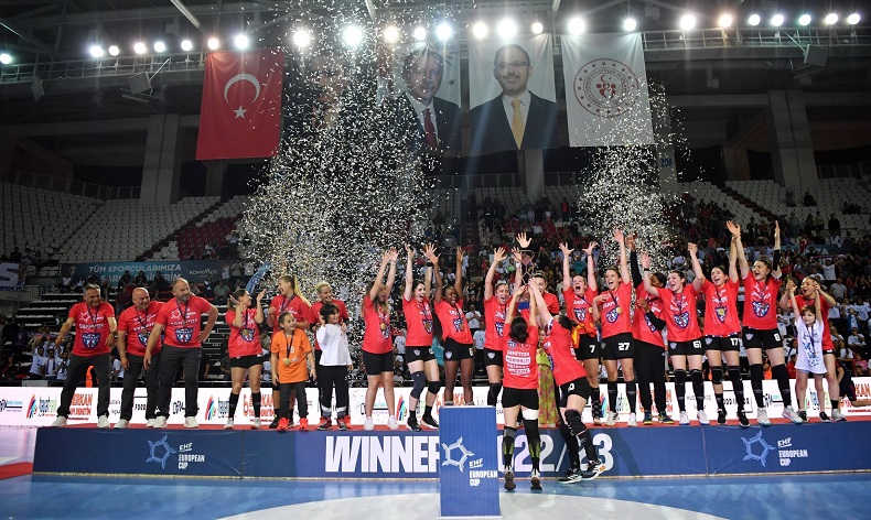 Konyaaltı Belediyesi SK Kadın Hentbol Takımı’nın yeni hedefi Türkiye Kupası
